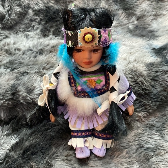 Collectible Kinnex Porcelain Doll - Picture 16 of 16